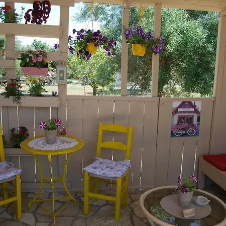 Luxury Traditional The Small Bookstore 4*