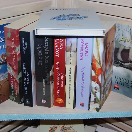 Luxury Traditional The Small Bookstore 4*