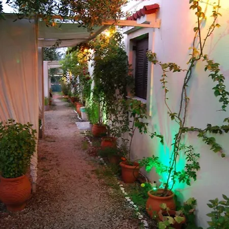Luxury Traditional The Small Bookstore 4*