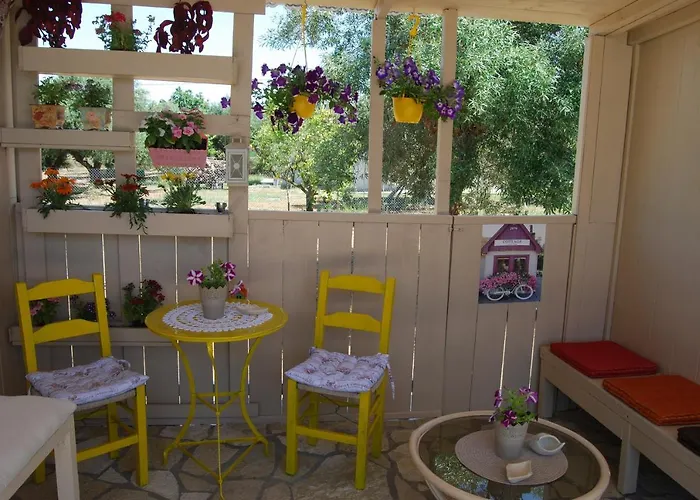 Luxury Traditional The Small Bookstore 3*