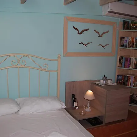 Luxury Traditional The Small Bookstore Konukevi 3*