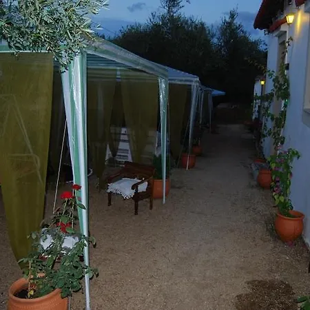 בית הארחה Luxury Traditional The Small Bookstore *