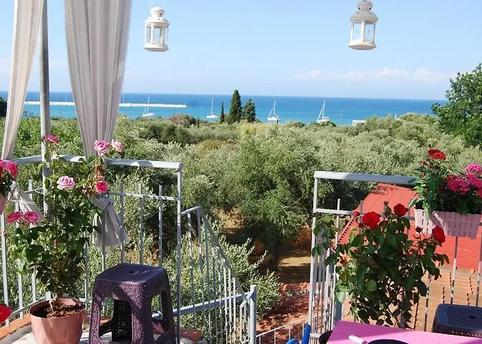 Luxury Traditional The Small Bookstore Gasthuis Kastro-Kyllini